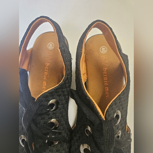 Bernie Mev- Woven Upper Adjustable Lace,Memory Foam Sandals Women's SZ 9 Black - Picture 2 of 7